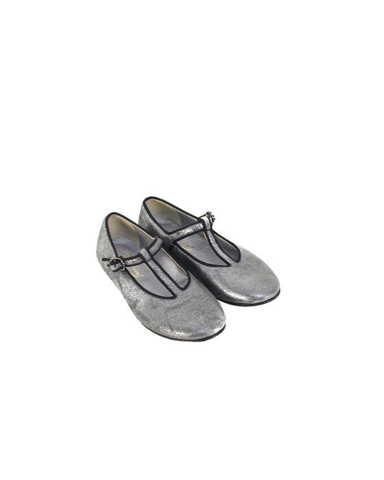 A Grey Flats from Bonpoint in size 6T for girl. (Front View)