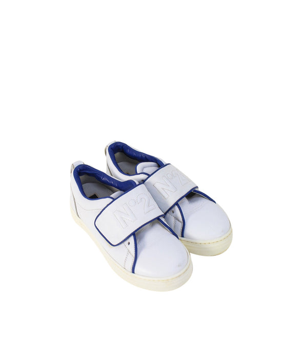 A White Sneakers from Nº21 in size 7Y for neutral. (Front View)