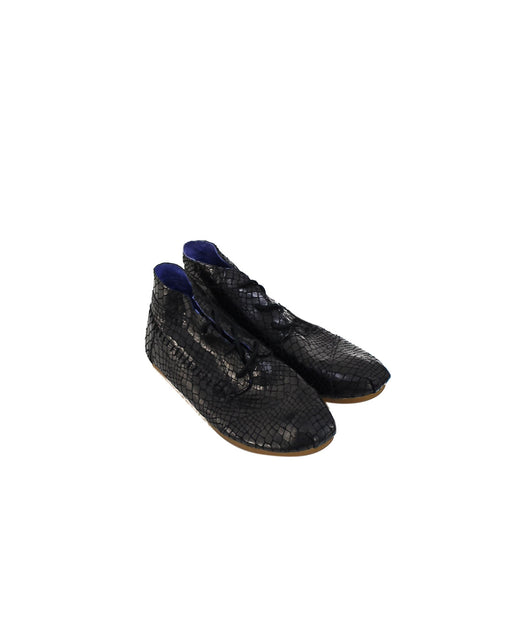 A Black Sneakers from Toms in size 12Y for girl. (Front View)