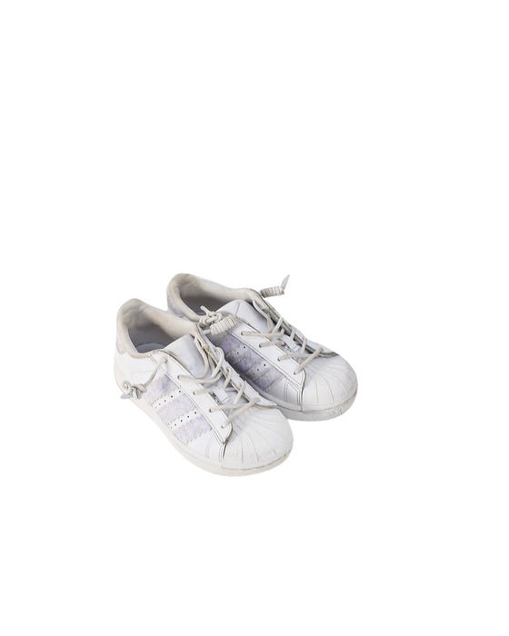 A White Sneakers from Adidas in size 5T for girl. (Front View)