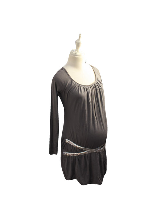 A Grey Long Sleeve Tops from Mothers en Vogue in size S for maternity. (Front View)