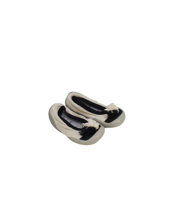 A Grey Flats from Collégien in size 3T for girl. (Front View)