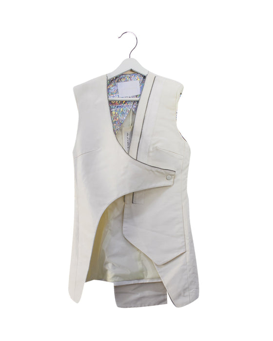 A White Vests from KAALE SUKTAE in size M for maternity. (Front View)