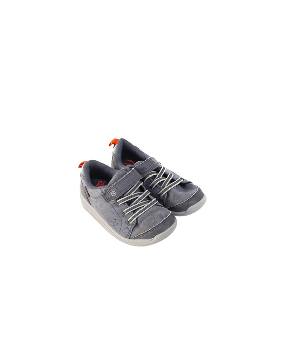 A Grey Sneakers from Stride Rite in size 5T for boy. (Front View)