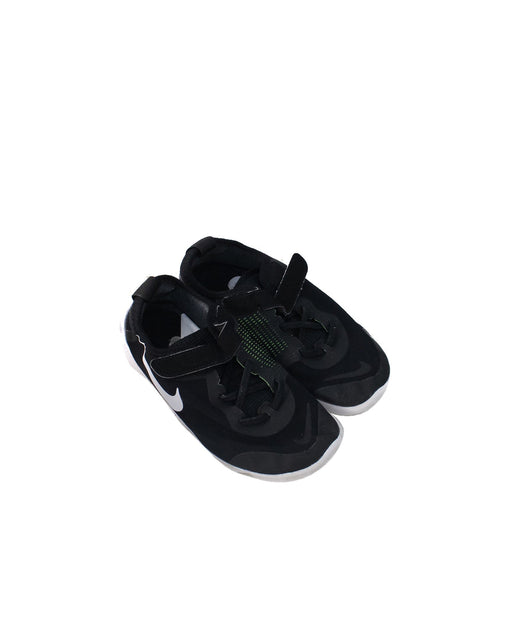 A Black Sneakers from Nike in size 10Y for boy. (Front View)