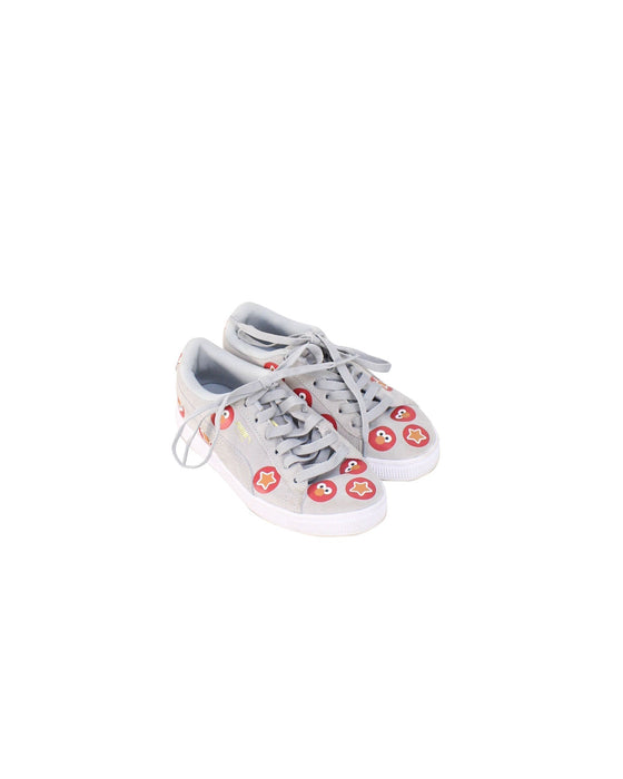 A Grey Sneakers from Puma in size 9Y for girl. (Front View)