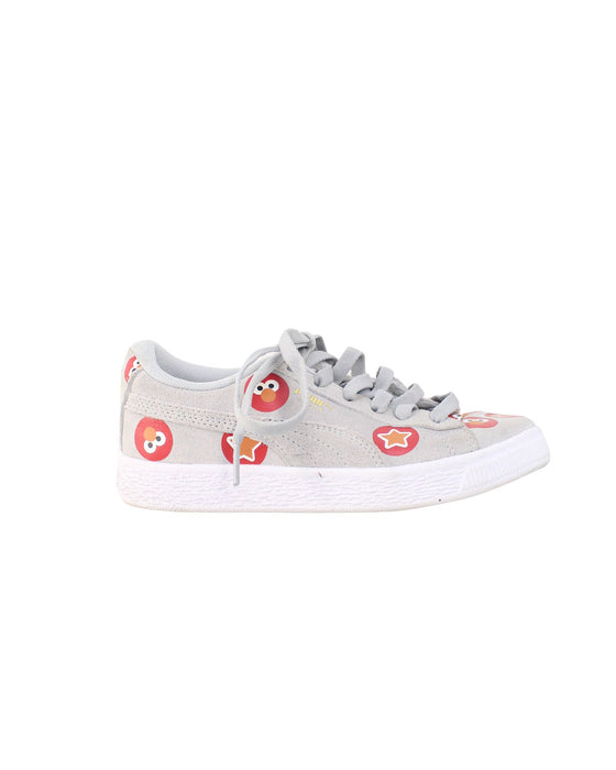 A Grey Sneakers from Puma in size 9Y for girl. (Back View)