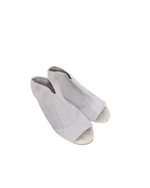 A Silver Sandals from Steve Madden in size 7Y for girl. (Front View)