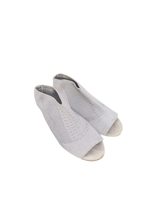 A Silver Sandals from Steve Madden in size 7Y for girl. (Front View)