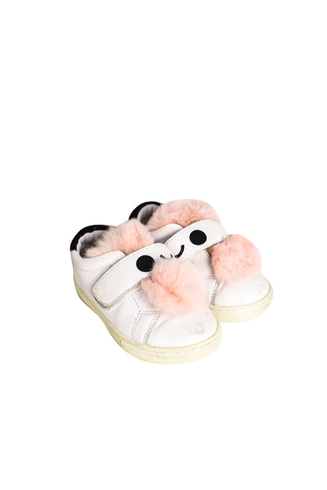 A White Sneakers from WiNK in size 4T for girl. (Front View)