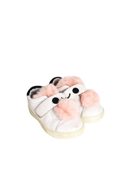 A White Sneakers from WiNK in size 4T for girl. (Front View)