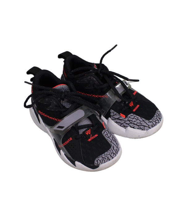 A Black Sneakers from Air Jordan in size 5T for boy. (Front View)