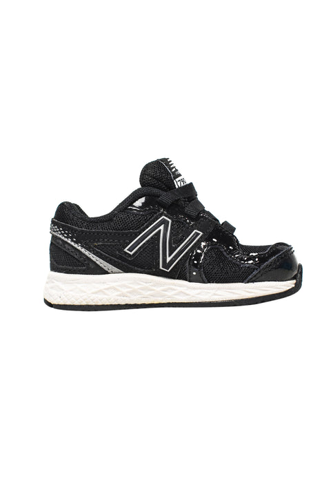 Black New Balance Sneakers 6-12M (US3) at Retykle
