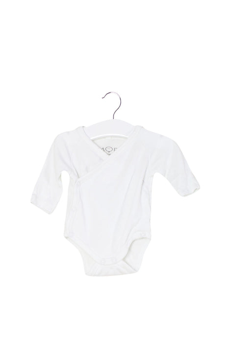 A White Long Sleeve Bodysuits from Mori in size Newborn for neutral. (Front View)