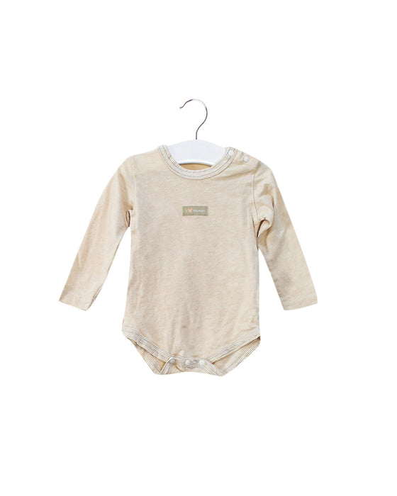 A Beige Long Sleeve Bodysuits from Natures Purest in size 3-6M for neutral. (Front View)