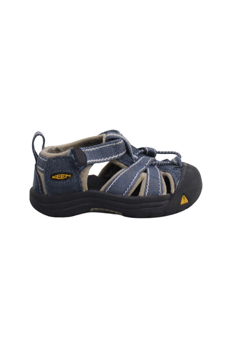A Navy Sandals from Keen in size EU20/21 for boy. (Back View)