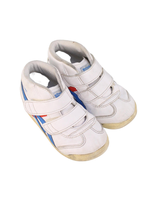 A White Sneakers from Onitsuka Tiger in size 4T for boy. (Front View)