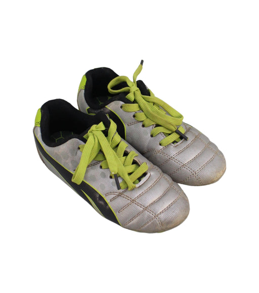 A Silver Cleats/Soccer Shoes from Puma in size 5T for boy. (Front View)