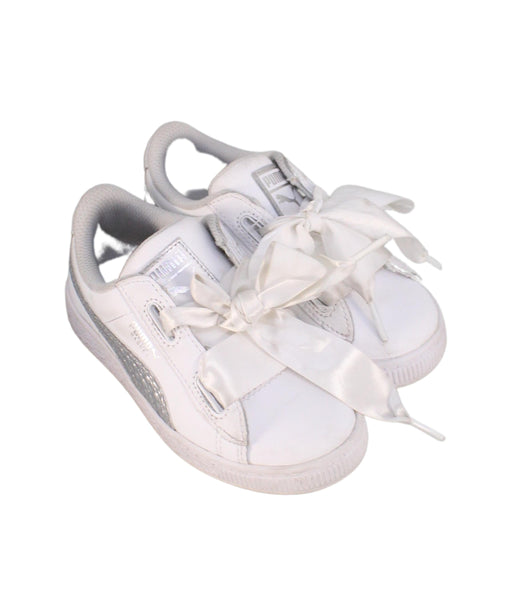 A White Sneakers from Puma in size 5T for girl. (Front View)
