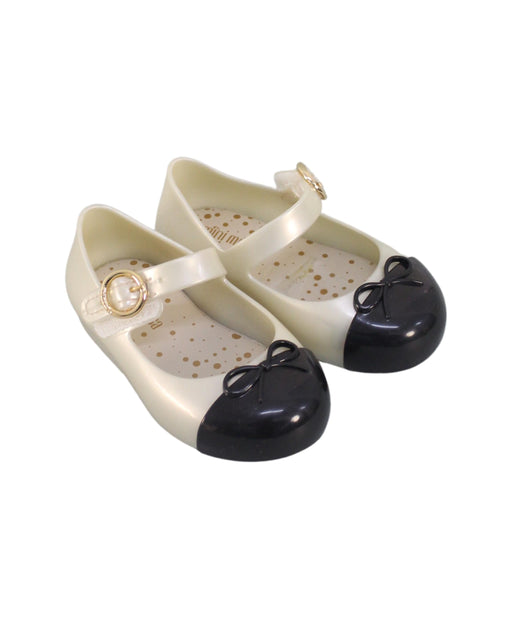 A Ivory Flats from Mini Melissa in size 12-18M for girl. (Front View)