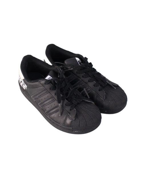 A Black Sneakers from Adidas in size 6T for boy. (Front View)