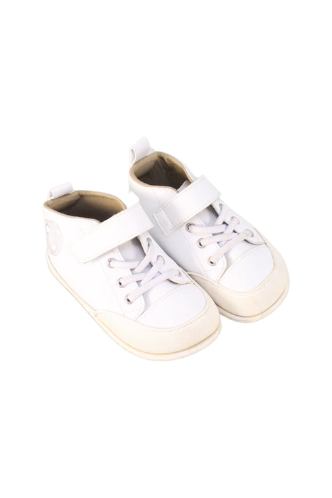 A White Sneakers from Zapato FEROZ in size 3T for girl. (Front View)