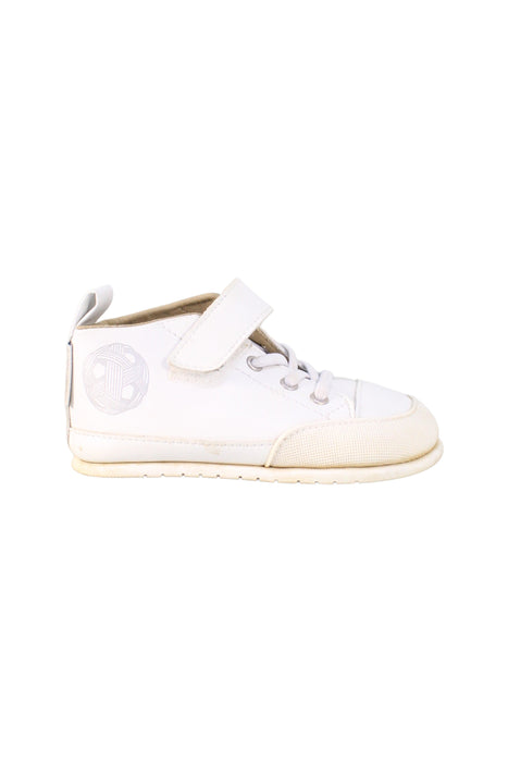 A White Sneakers from Zapato FEROZ in size 3T for girl. (Back View)