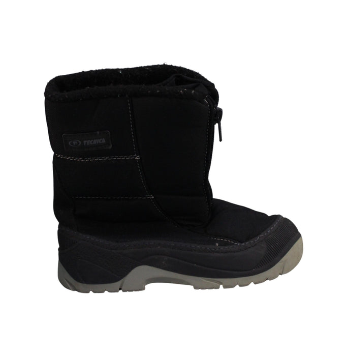 A Black Winter Boots from Tecnica in size 5T for boy. (Back View)