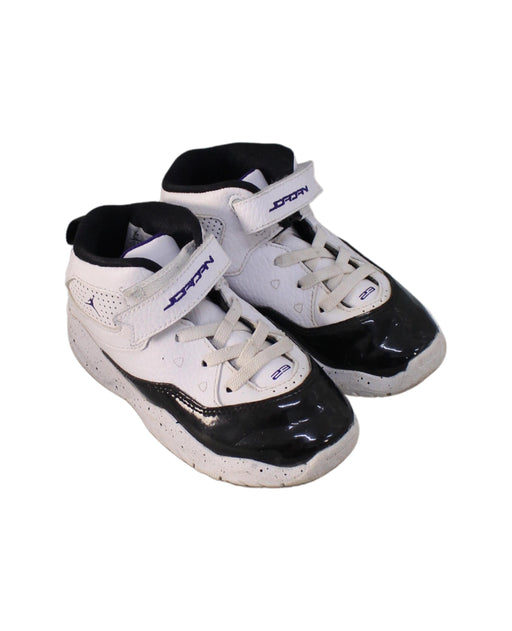 A White Sneakers from Air Jordan in size 4T for boy. (Front View)