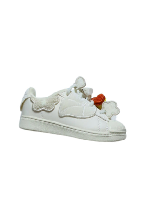 A White Sneakers from Adidas in size 18-24M for girl. (Front View)