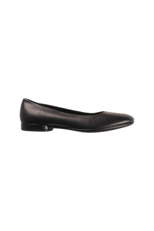 A Black Flats from ECCO in size 12Y for girl. (Front View)