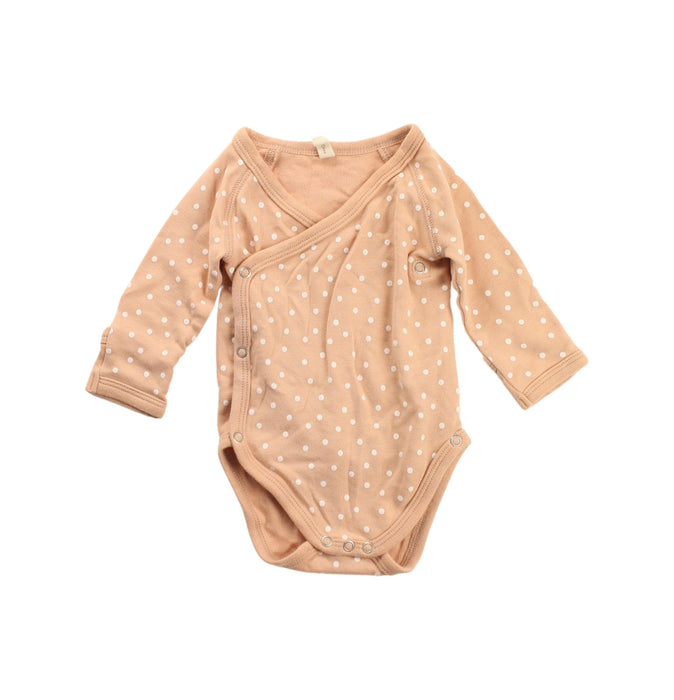 A Beige Long Sleeve Bodysuits from Quincy Mae in size Newborn for girl. (Front View)
