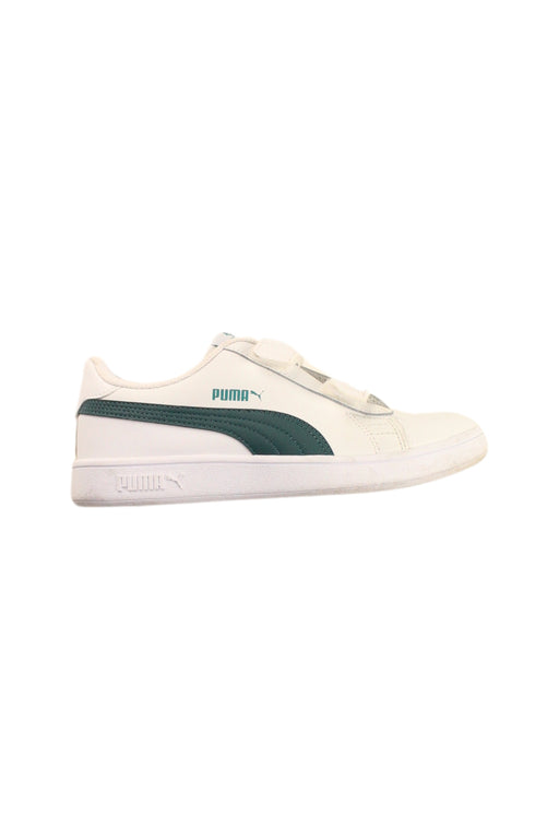 A White Sneakers from Puma in size 10Y for boy. (Front View)