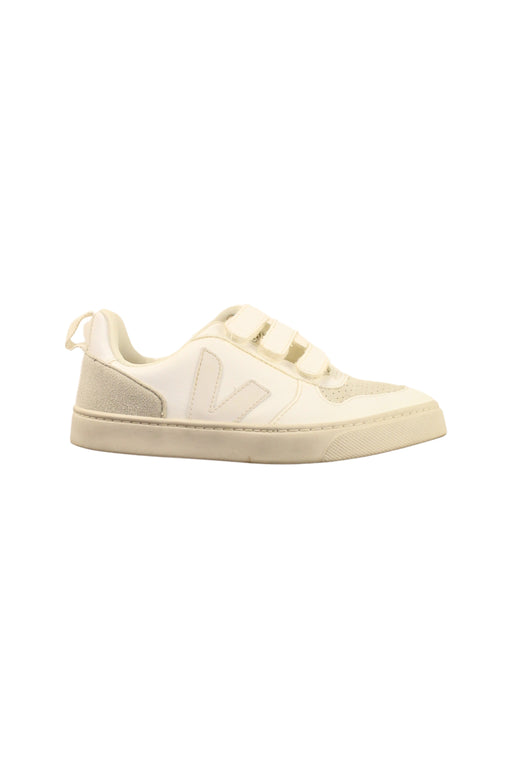 A White Sneakers from Veja in size 7Y for neutral. (Front View)