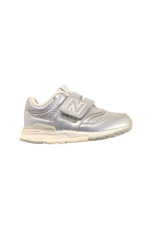 A Silver Sneakers from New Balance in size 3T for girl. (Front View)