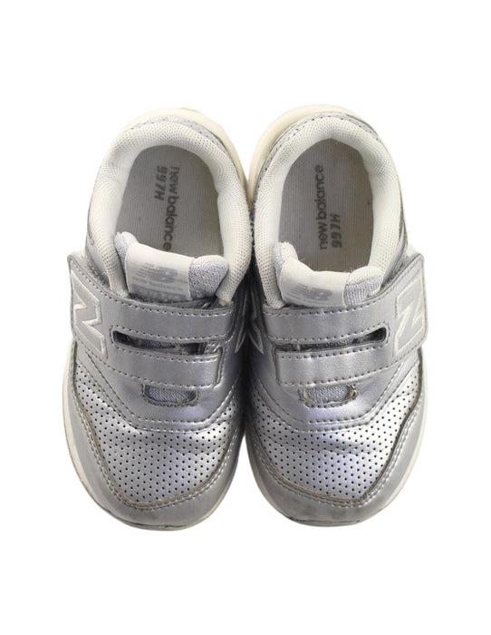 A Silver Sneakers from New Balance in size 3T for girl. (Back View)