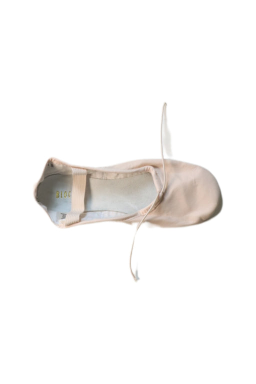 A Ivory Flats from Bloch in size 7Y for girl. (Front View)