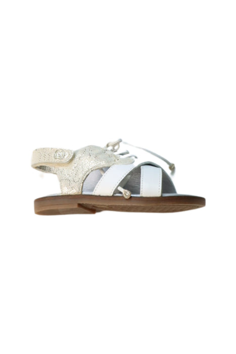 A White Sandals from Stuart Weitzman in size 3T for girl. (Front View)