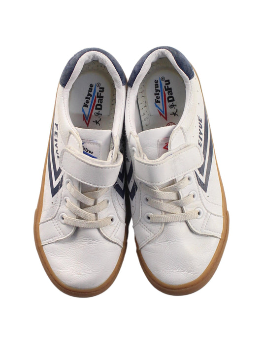 A White Sneakers from Feiyue in size 10Y for boy. (Back View)