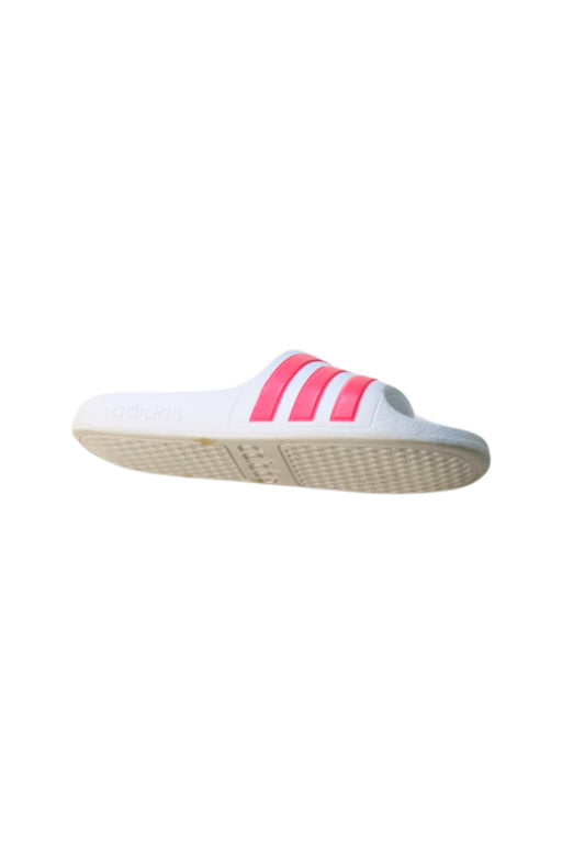 A White Slippers from Adidas in size 5T for girl. (Front View)