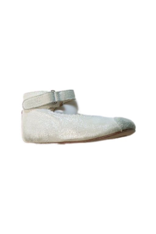 A White Flats from Gusella in size 12-18M for girl. (Front View)