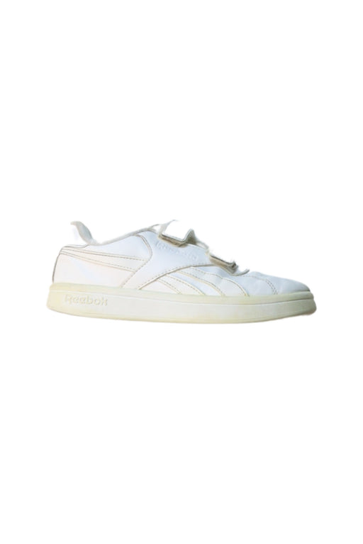 A White Sneakers from Reebok in size 6T for neutral. (Front View)