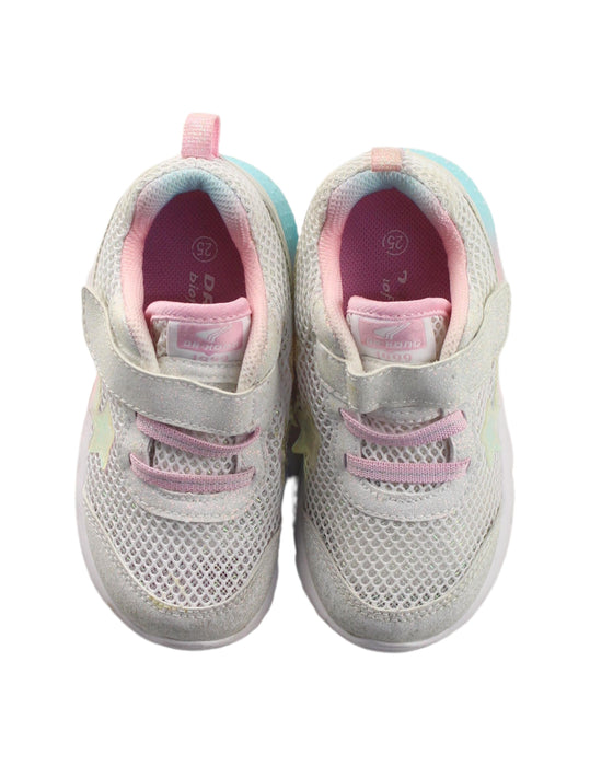 A White Sneakers from Dr. Kong in size 3T for girl. (Back View)