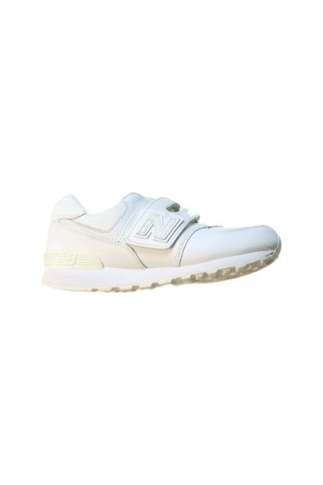 A White Sneakers from New Balance in size 6T for neutral. (Front View)