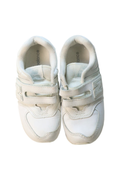 A White Sneakers from New Balance in size 6T for neutral. (Back View)