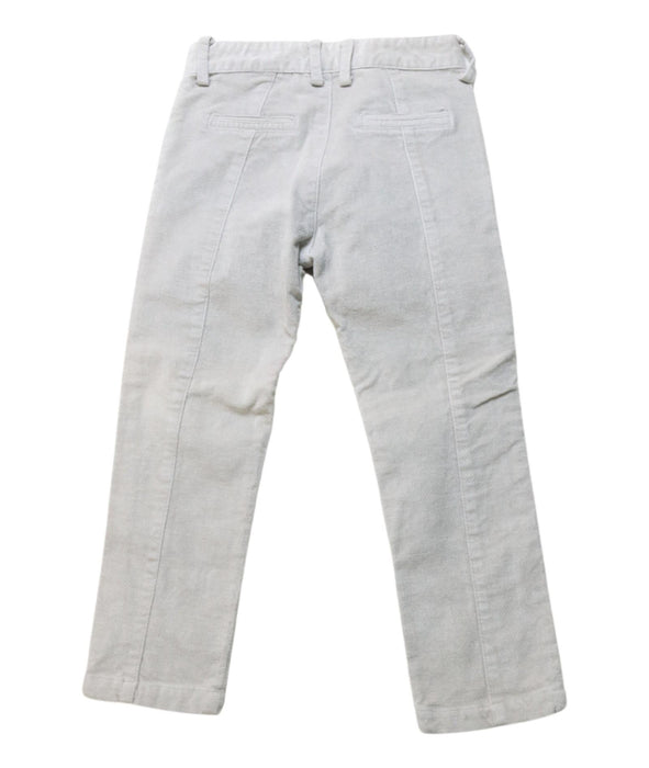 A White Casual Pants from Juliet & the Band in size 4T for boy. (Back View)