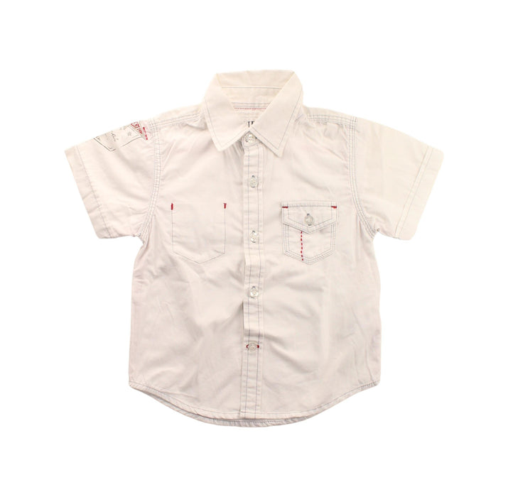 A White Short Sleeve Shirts from Guess in size 3T for boy. (Front View)