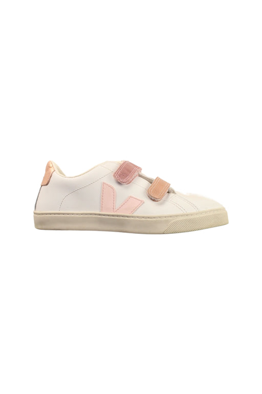 A White Sneakers from Veja in size 9Y for girl. (Front View)