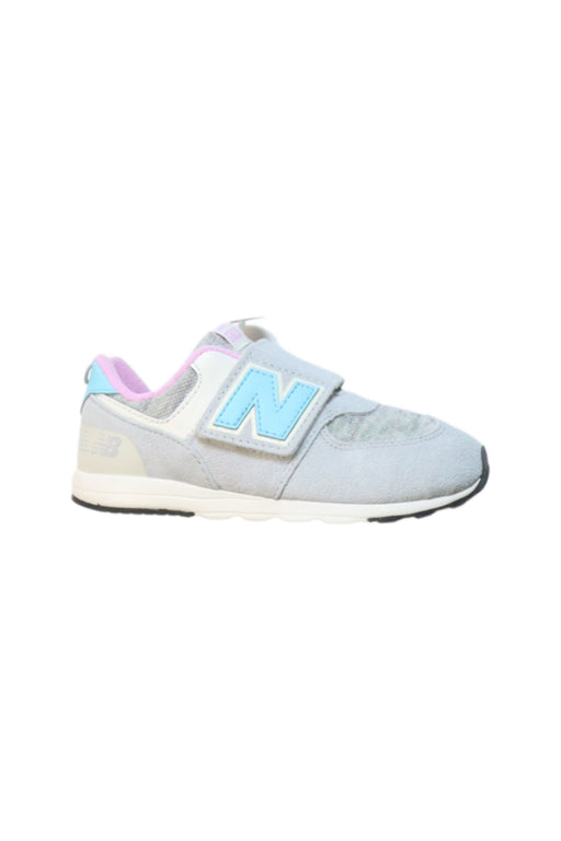 A Multicolour Sneakers from New Balance in size 4T for girl. (Front View)