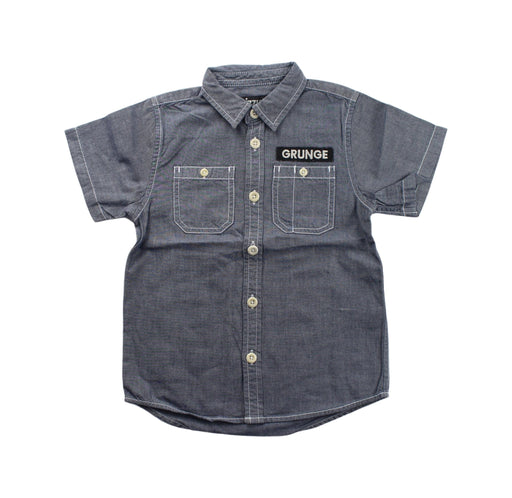 A Grey Short Sleeve Shirts from izzue in size 4T for boy. (Front View)